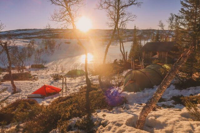 Vilken vecka! Aldrig har det väl varit med utmanande att leda en fjälltur! Stekande varm sol och dundrande hård vind som gav oss svåra snöförhållanden. Ömse isigt, ömse tung sockersnö. Att slå upp tält i 25 m/s, lära sig stå på skidor, dra pulka och använda friluftskök- allt för första gången i sitt liv är inte det lättaste men we made it! Tillsammans med tåliga och tålmodiga deltagare fick jag en fin och arbetsam vecka. Röda kinder, mätta magar, äggjakt och spel förgyllde dagar och kvällar. Och så ynnesten att ligga i tältet på kvällen och lyssna på deltagarnas skratt som ekar över fjället. Det är onekligen de små stunderna som gör dagarna. Är nu hålögd och väldigt tacksam.