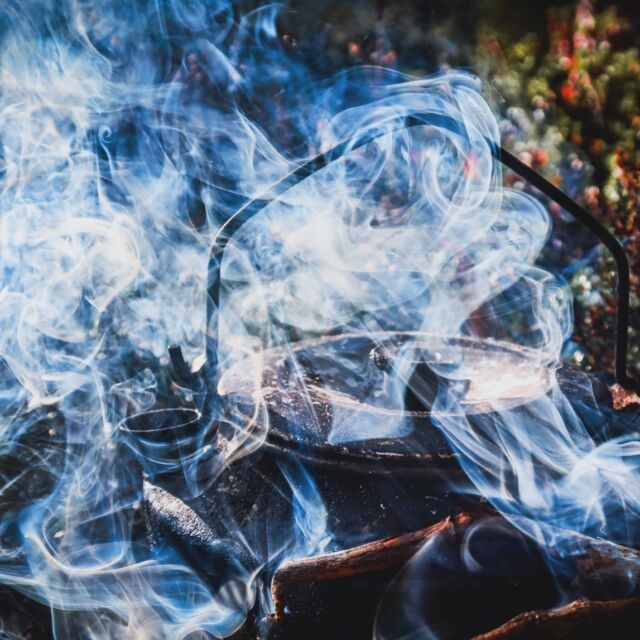 Ingen måndag utan rök, som man brukar säga. #utpåturaldrisur #bonfire #bålkos #jämtland #sweden #naturephotography #fire #mondaymood #liveterbestute #åre #höst #smokeymonday #smoked