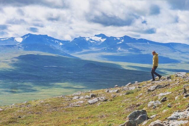 Några korta ögonblick från en fullsmockad arbetsvecka. Vandring långt från andra människor, paddling på stilla åa, kasta frisbee med tallriken, matlagning och brödbak över öppen eld, renspaning, bastu med kalla bad, berättelser från fjället, blommor i alla färger och former, hämta vatten i kallkällan och så den ständiga jakten på älg som verkar höra till det svåraste av arbetsuppgifter. Dessutom hittade vi på ett nytt språk också, the language. En helt obegriplig blandning av svenska, engelska och nederländska med tillhörande variationer i dialekter.