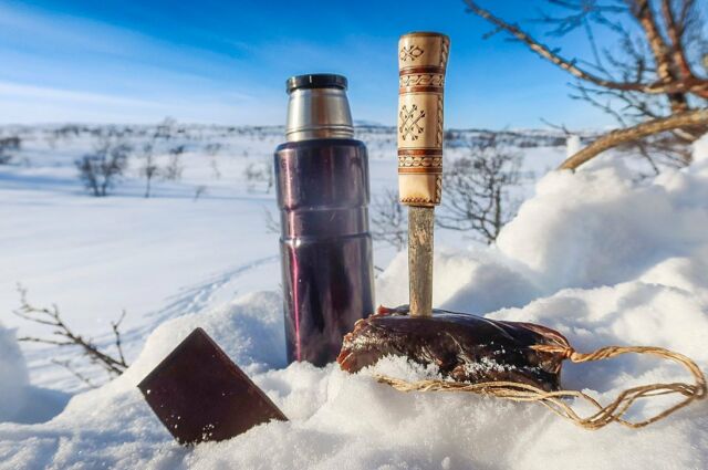 Allt som behövs för alla de findagar som ligger framför oss är torrkött, choklad och en termos godricka. #thebestisyettocome #winterspring #vårvinter #skiingmountains #fjelltur #zweden #naturelovers #swedishfika #vinterferie #jämtland #adventures #everydayadventures #skiing #backcountryskiing #åre #softadventure #sustainabletravel #staywild #natuurfotografie