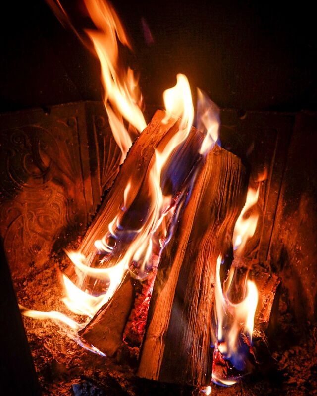 Rundar av ännu en solig men rejält blåsig helg! På Island kallar man det Window weather, ett sånt väder där man sitter inne och ser på allt det fina så man inte blåser bort. Själv föredrar jag att hålla mig i skogen. Och såklart komma hem till en varm brasa! #utpåtur #bålkos #bonfire #jämtland #wintertime #campfire #åre #sportlov
