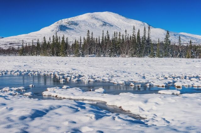 Glänsande diamanter, krispiga tjärnar och skidpremiär. #skiing #handöl #jämtland #kallsnö #skitur #fjellet #lifeinthemountains #mountainlovers #åre #älskaåre #utpåturaldrisur #liveterbestute #homesweethome #bluebird #handölsdalen #saturdayfun #skidpremiär #diamonds #snow #winterishere