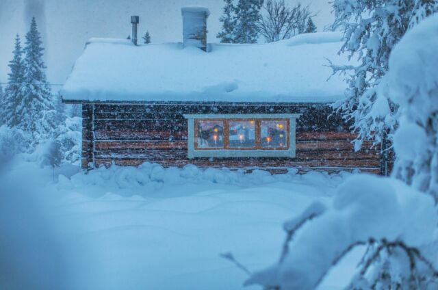 Välkommen november, tro vad du har att komma med? (Och för att förstå snödumpen, fönstren är över midjehöjd…) #wintertime #blötsnön #jämtland #handölsdalen #åre #zweden #natuur #naturelovers #livesimply #cabinlife #jämtlandsfjällen #homesweethome #flurväder #lifeinthemountains #liveterbestute #bluehour