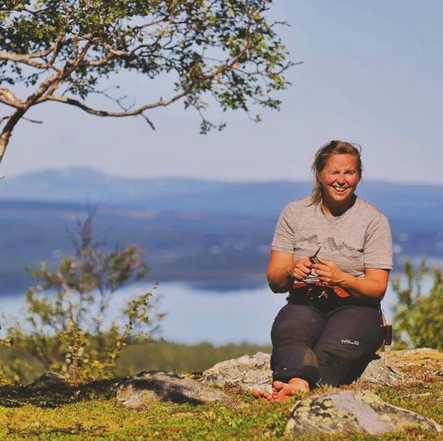 Det har hänt så mycket sedan den där första gruppen 2016. Jag minns hur nervöst de var, trots att jag ha rört mig i dom här fjällen sen jag var 3 månader. Från början var det ett test, ett försök att kunna jobba hemma mer.
Det är en ynnest att ha världens natur som arbetsplats med en kamera i handen men det är naturen jag gillar, inte alla otaliga flygplatser och nätter på hotell. Så 2017 bestämde jag mig på riktigt. Strövtåg blev till och jag tog min Fjälledarexamen. Mitt livs enda examen.

Det har gått sakta och varit rätt krokigt men när alla ni gäster och följare kallar mig strövtåg och inte Sofie så tänkte jag att de här är väl bäst att skydda. Och jag förstår att jag inte är så synlig här när fler känner igen min kåsa i verkliga livet än mitt ansikte.

Nu, nästan tio år efter den där skakiga första vandringsgruppen är namnet varumärkesregistrerat. 
Det känns stort och litet på samma gång. Massa jobb för ett simpelt papper. 

Ni som följer mig här vet att jag är bättre på att vara ute än att vara på Instagram. Bättre på att hitta en omarkerad stig än att begripa mig på ai och algoritmer. Det är till fjälls jag trivs bäst, inte framför datorn. Och det tänker jag inte ändra på.

Det viktigaste har aldrig varit namnet, utan det som händer utanför. Navigering i snöstormarna. Skratten i regnet. De bottenlösa myrar man inte visste fanns. Med människor som kommer från andra sidan världen och ser min trädgård i Jämtlandsfjällen för första gången. Det är så jävla mäktigt att dela det, tror inte många helt förstår och jag har inga storord för det heller. 

Det fortsätter hända mycket där ute, lite mindre här i cyberrymden. Kanske hittar storkameran sin plats i strövtåg snart också. Jag är så tacksam för varje dag jag får vara ute och slipper sitta vid en dator, gå på möten och sova på hotell.

Tack för att ni följer med på den här långvandringen som ju ett yrkesliv är. Kanske ses vi i verkliga livet också!
(Den ovanliga bilden på mig tog bästa @naturligtvismedia ) Resten av bilderna är från den äldre eran.