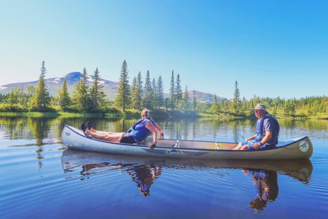 Ja jävlar. Nu är vi ju här igen. De närmsta månaderna ska det paddlas, vandras, flugfiskas, bakas gáhkku och kanelbulle, grillas, bada bastu och simma i kall åa, lösas problem, spana på fågel och mest av allt hoppas jag- att vi skrattar tillsammans. I vanlig ordning kommer jag också dra alla mina haranger om de gamla träden, allemansskyldigheten, att nej här lämnar vi inte äggskal, tänk som en fisk! och har vi inte tid att vänta på att kaffet ska skäken så blir de inget fika. Hepp hepp! Välkommen sommarsäsongen!
