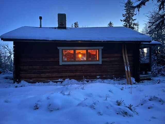 Mars kom utan att man hann blinka. Med ett skidföre som varken jag eller träskidorna uppskattar, med vinden som ständig följeslagare och nu är det dags att ha hundarna i koppel igen. Från 1 mars är koppeltvång när naturen äntligen börjar vakna till liv igen. #cabinlifestyle #woodenski #traditionalskills #zweden #natuur #talvi #wintertime #springwinter #vintervår #handöl #åre #jämtlandsfjällen #cabin #hyttekos #nordiclifestyle #livesimply